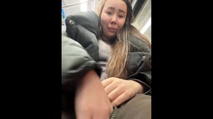 Казахская девушка показала бритый пельмень прямо в вагоне метро