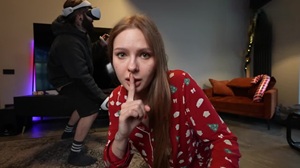 Русская жена за спиной куколда делает минет с финалом на лицо