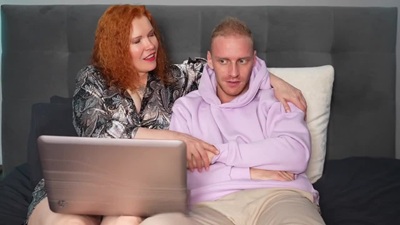 Мачеха нашла у пасынка порно и разрешила трахнуть свою грязную дырку