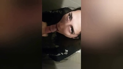 Армянка отсасывает хуй в туалете другу мужа