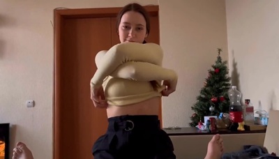 Девушка с натуральными сиськами помогает кончить сводному брату