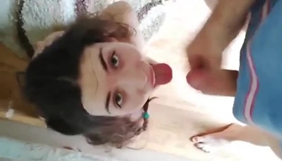 Стонущая девушка жарко трахается в киску со сводным братом