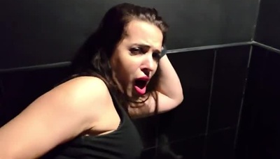 Не успела познакомиться с мужчиной в клубе, а уже трахнулась в туалете